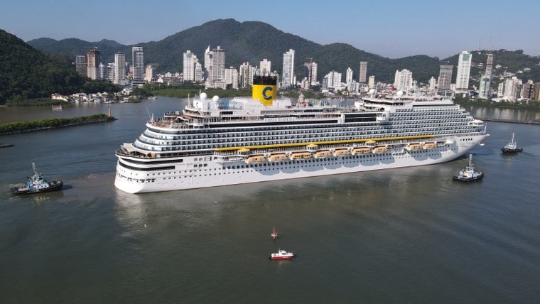 Navio de cruzeiro no canal de Itajaí